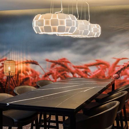 Hotel Radisson Red London Heathrow Harmondsworth Esterno foto "The table is set for the meeting"