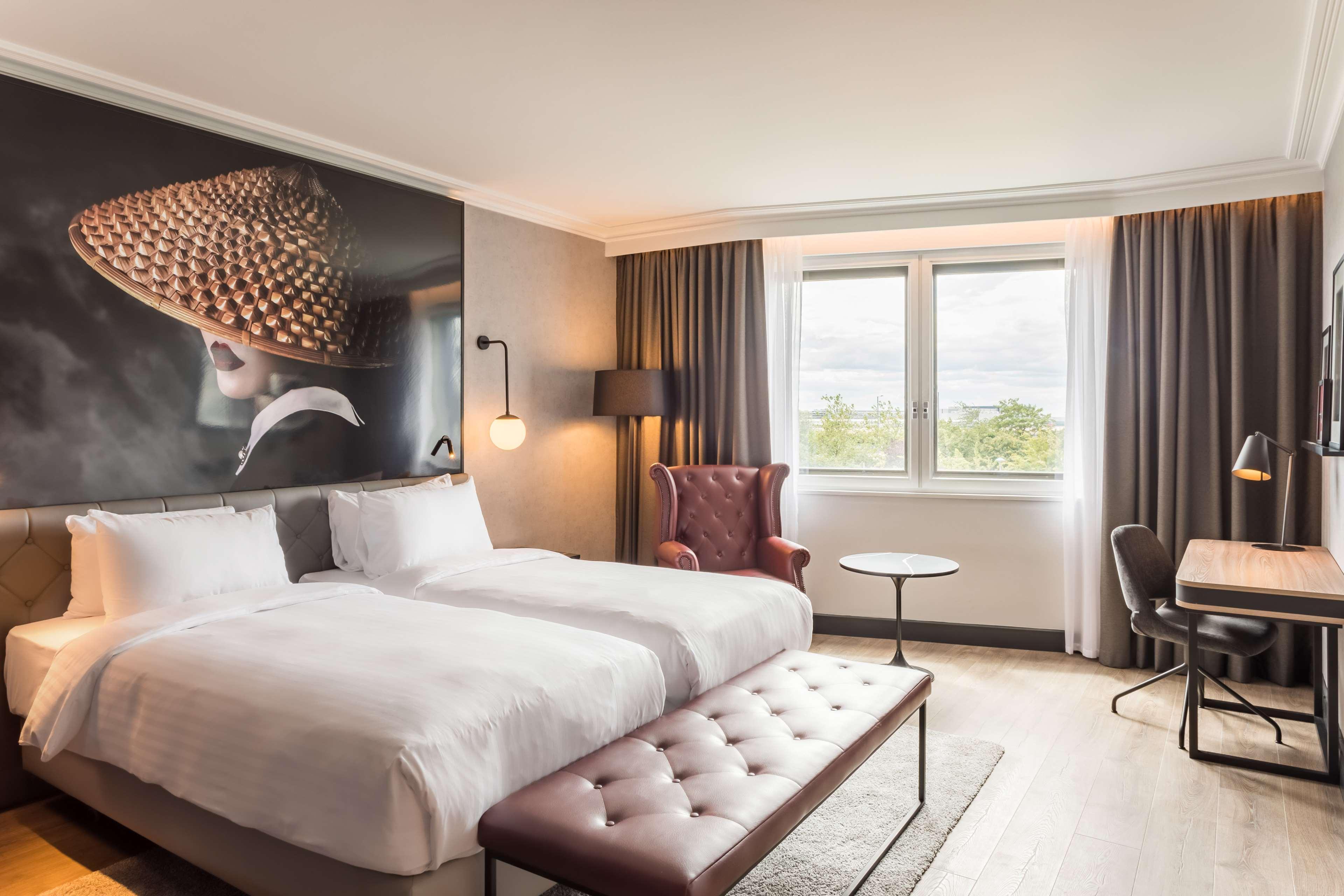 Hotel Radisson Red London Heathrow Harmondsworth Esterno foto A room at the hotel