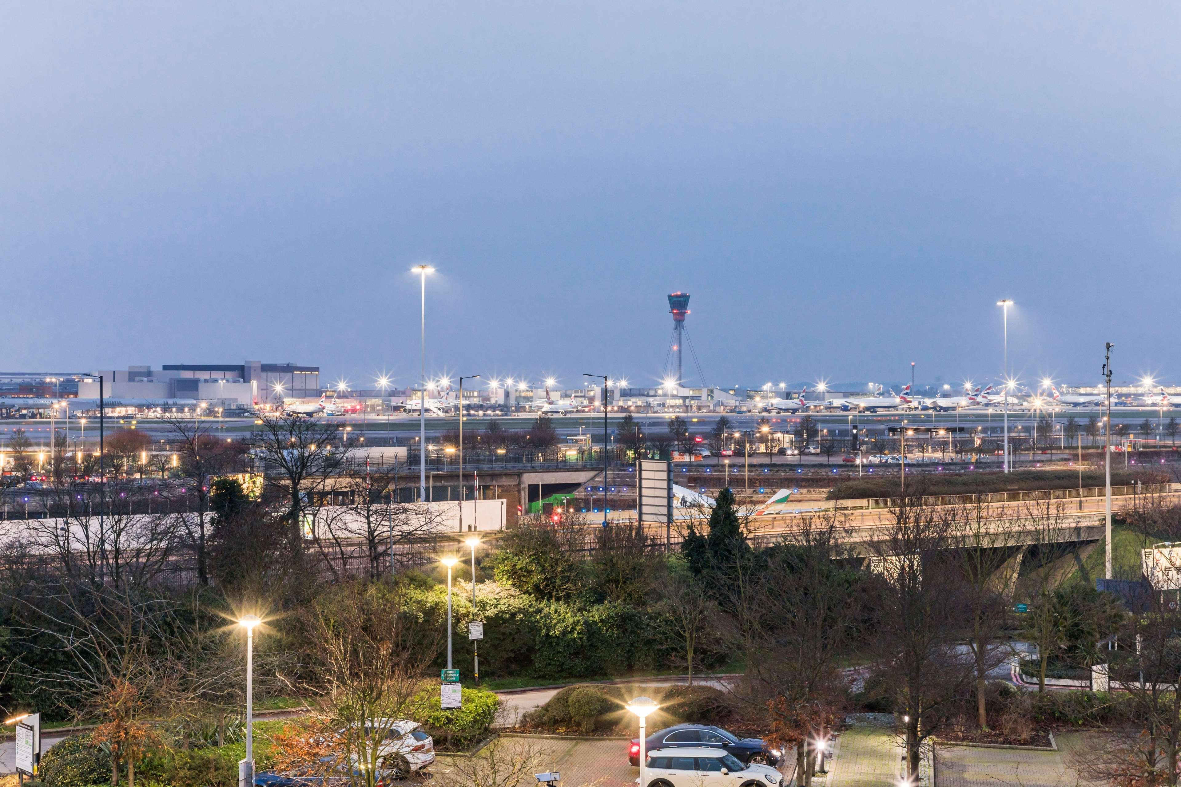 Hotel Radisson Red London Heathrow Harmondsworth Esterno foto London Heathrow Airport