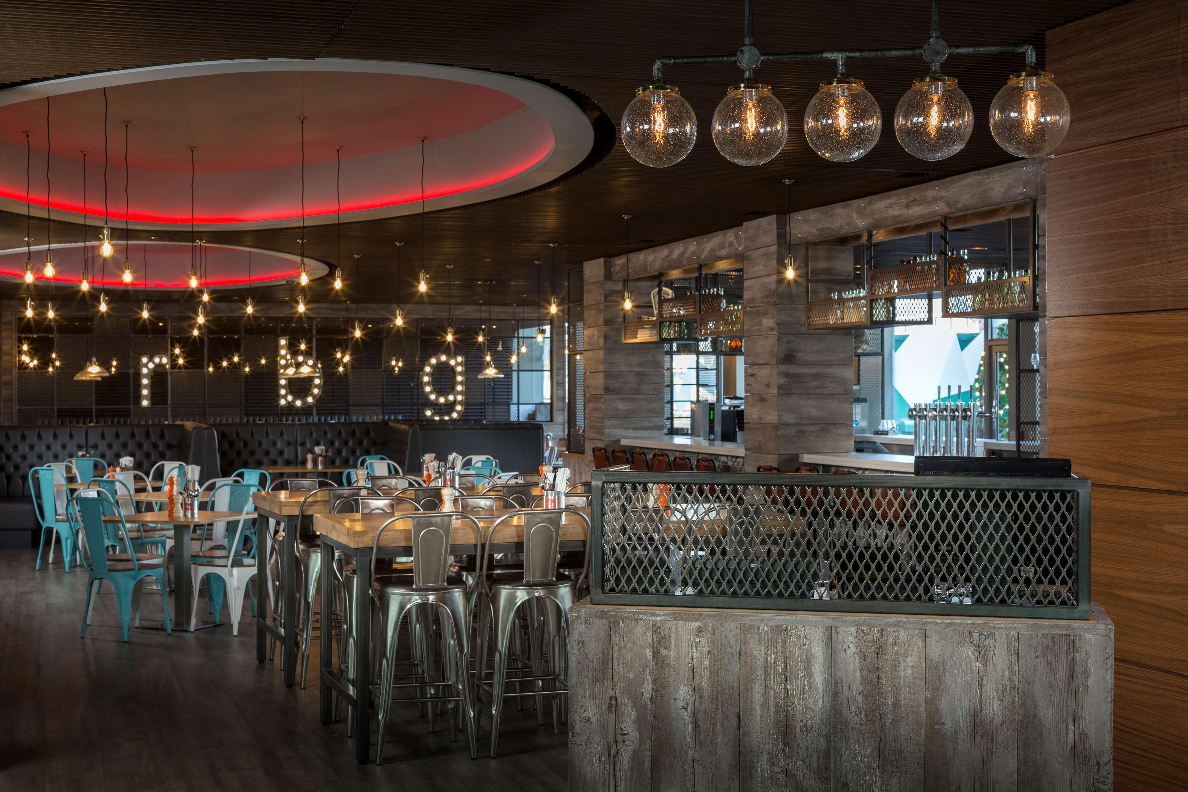 Hotel Radisson Red London Heathrow Harmondsworth Esterno foto Interior of the restaurant