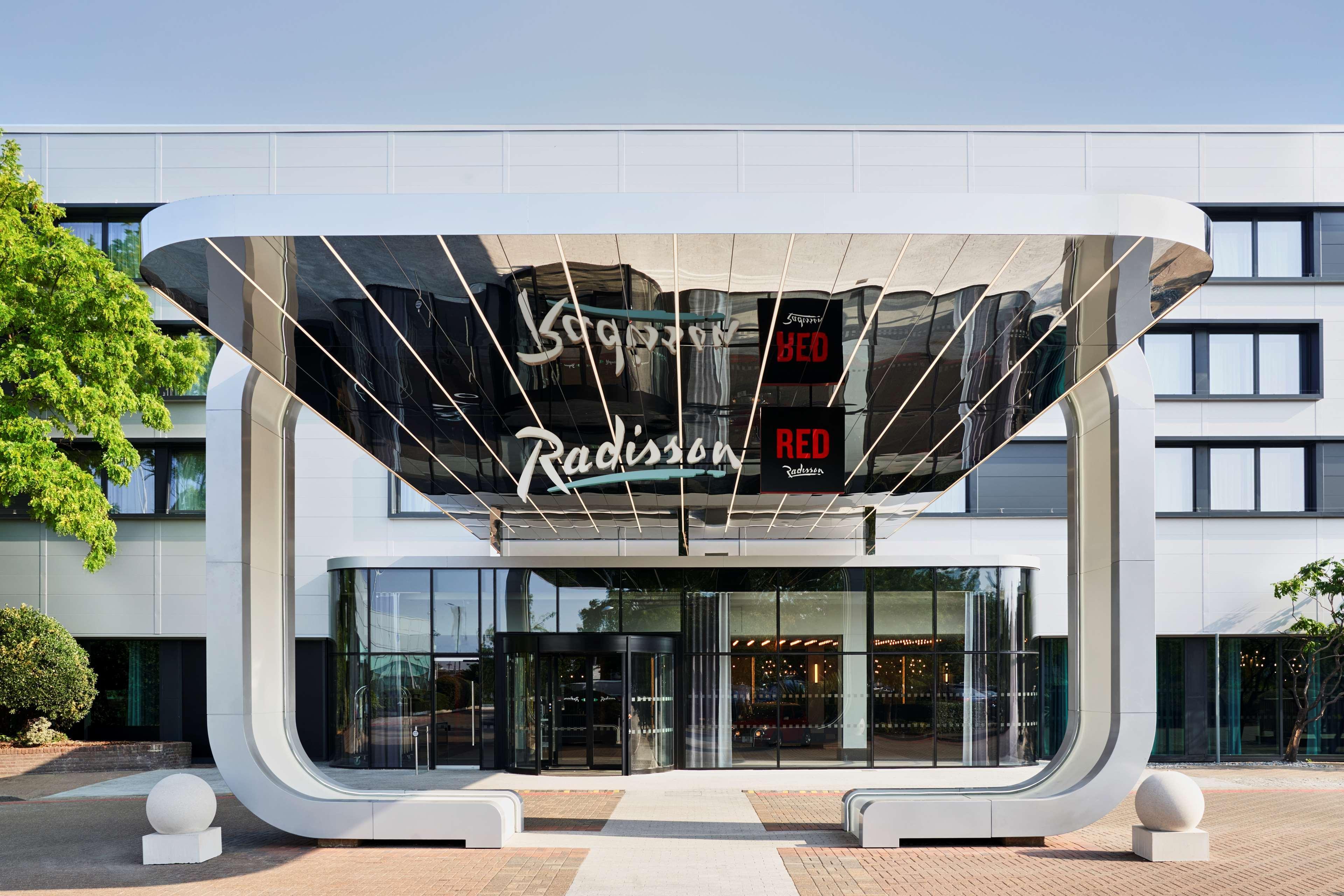 Hotel Radisson Red London Heathrow Harmondsworth Esterno foto Radisson Blu