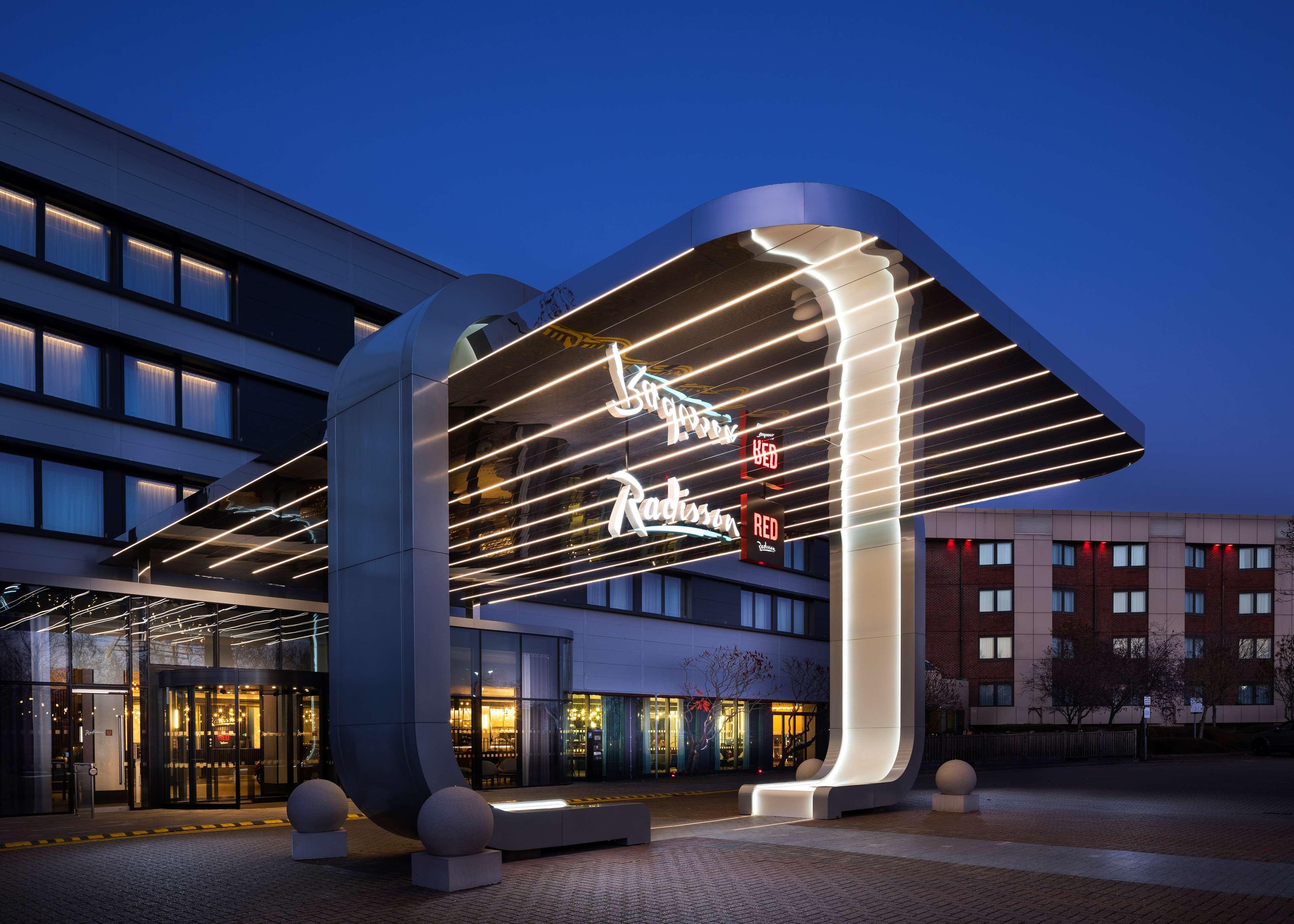Hotel Radisson Red London Heathrow Harmondsworth Esterno foto Radisson Blu