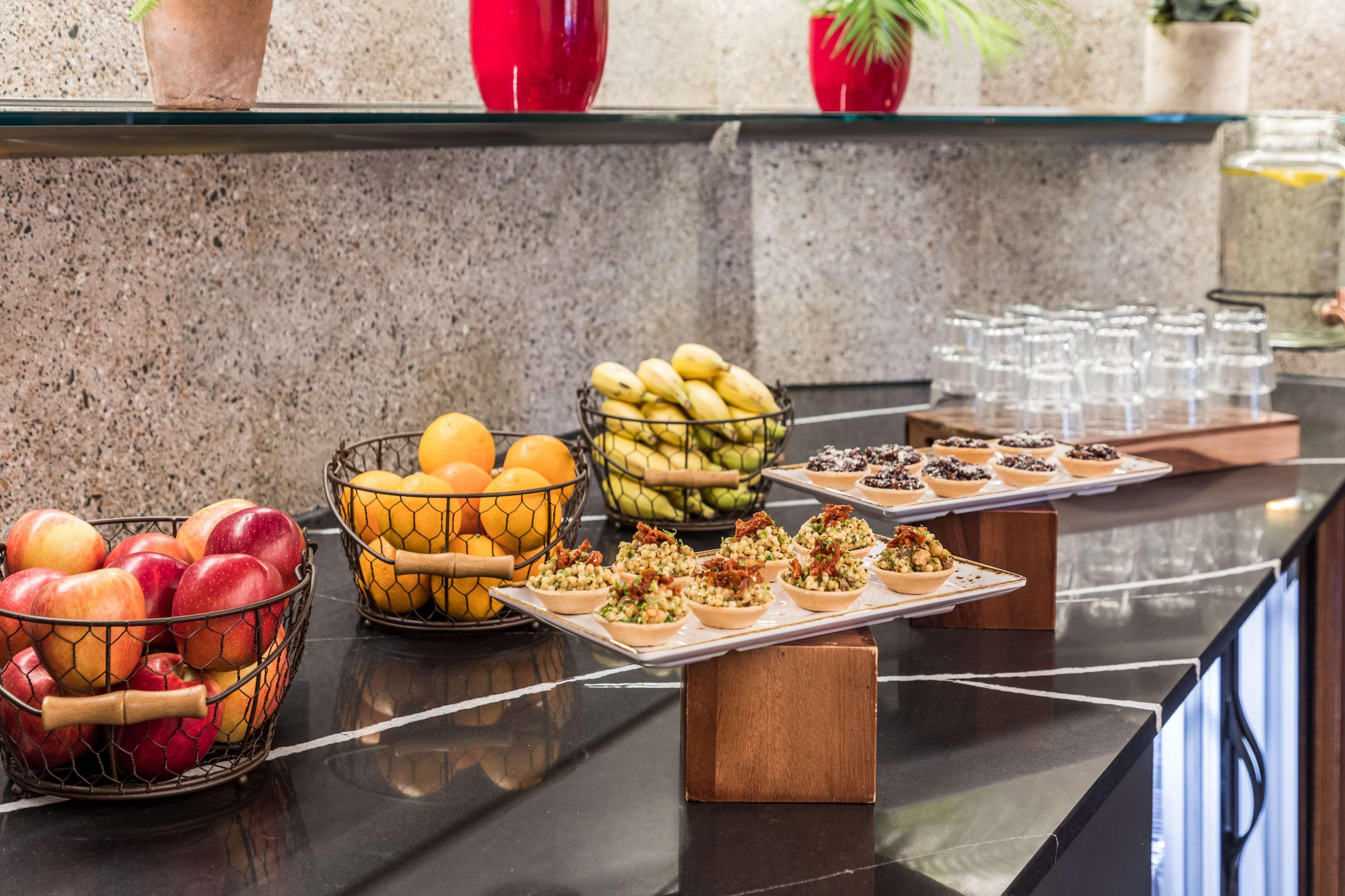 Hotel Radisson Red London Heathrow Harmondsworth Esterno foto Breakfast buffet at the hotel