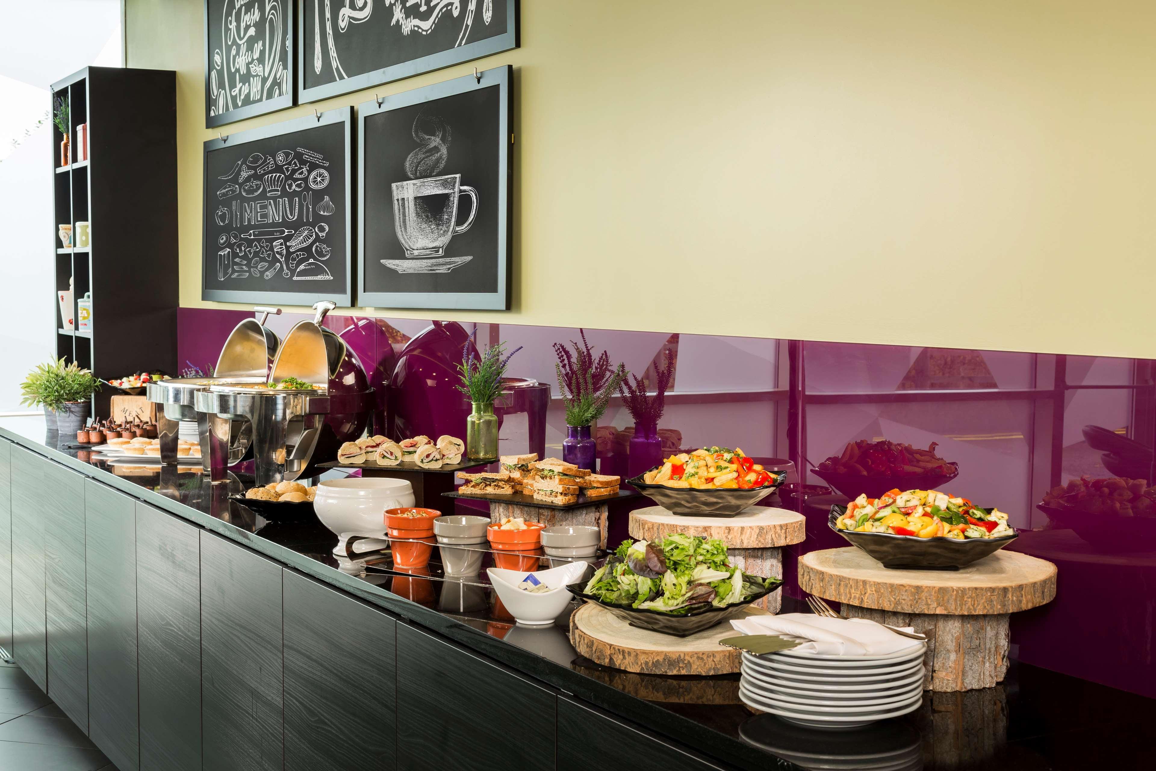 Hotel Radisson Red London Heathrow Harmondsworth Esterno foto Breakfast buffet at a hotel