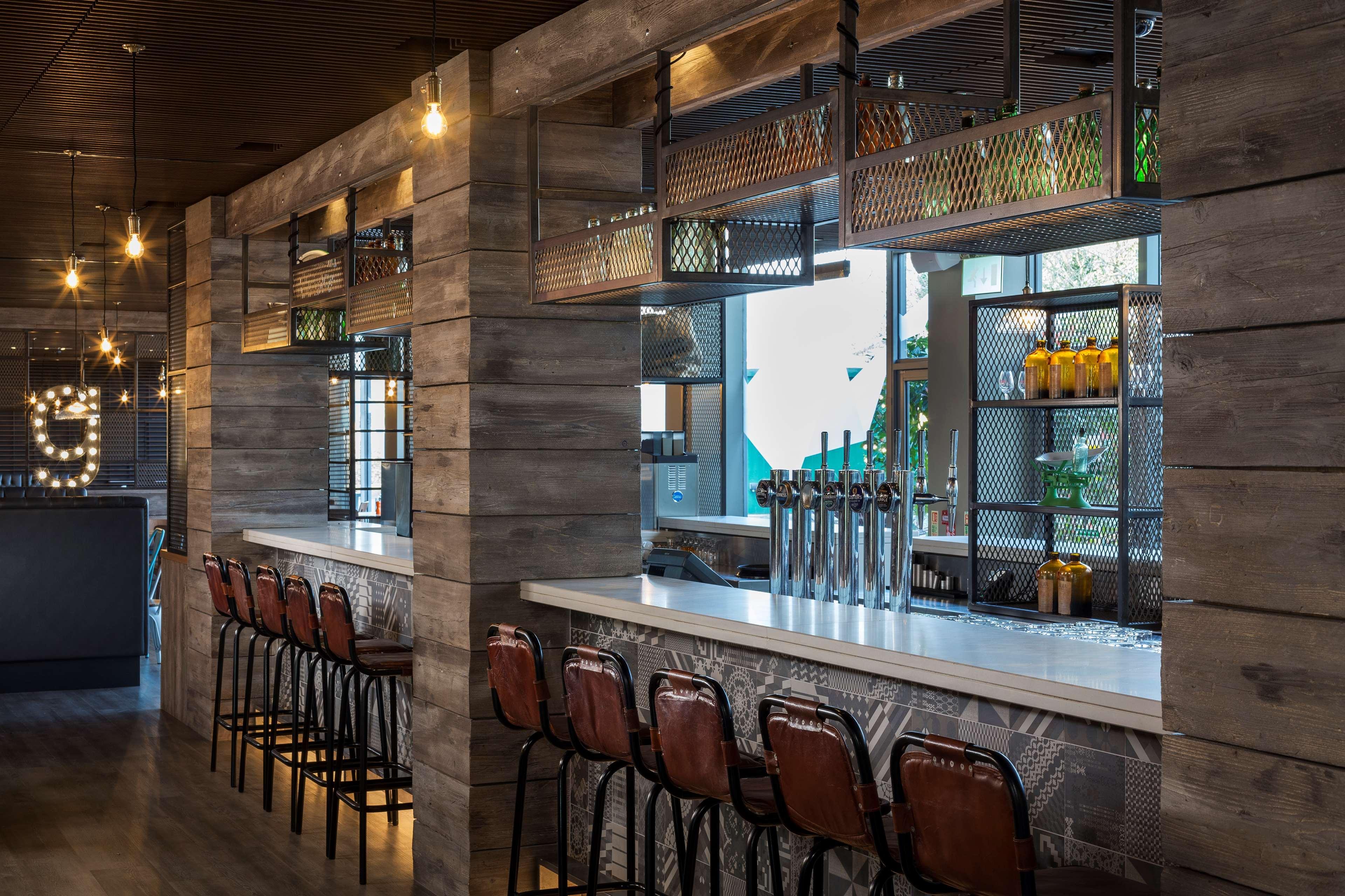 Hotel Radisson Red London Heathrow Harmondsworth Esterno foto The interior of the bar
