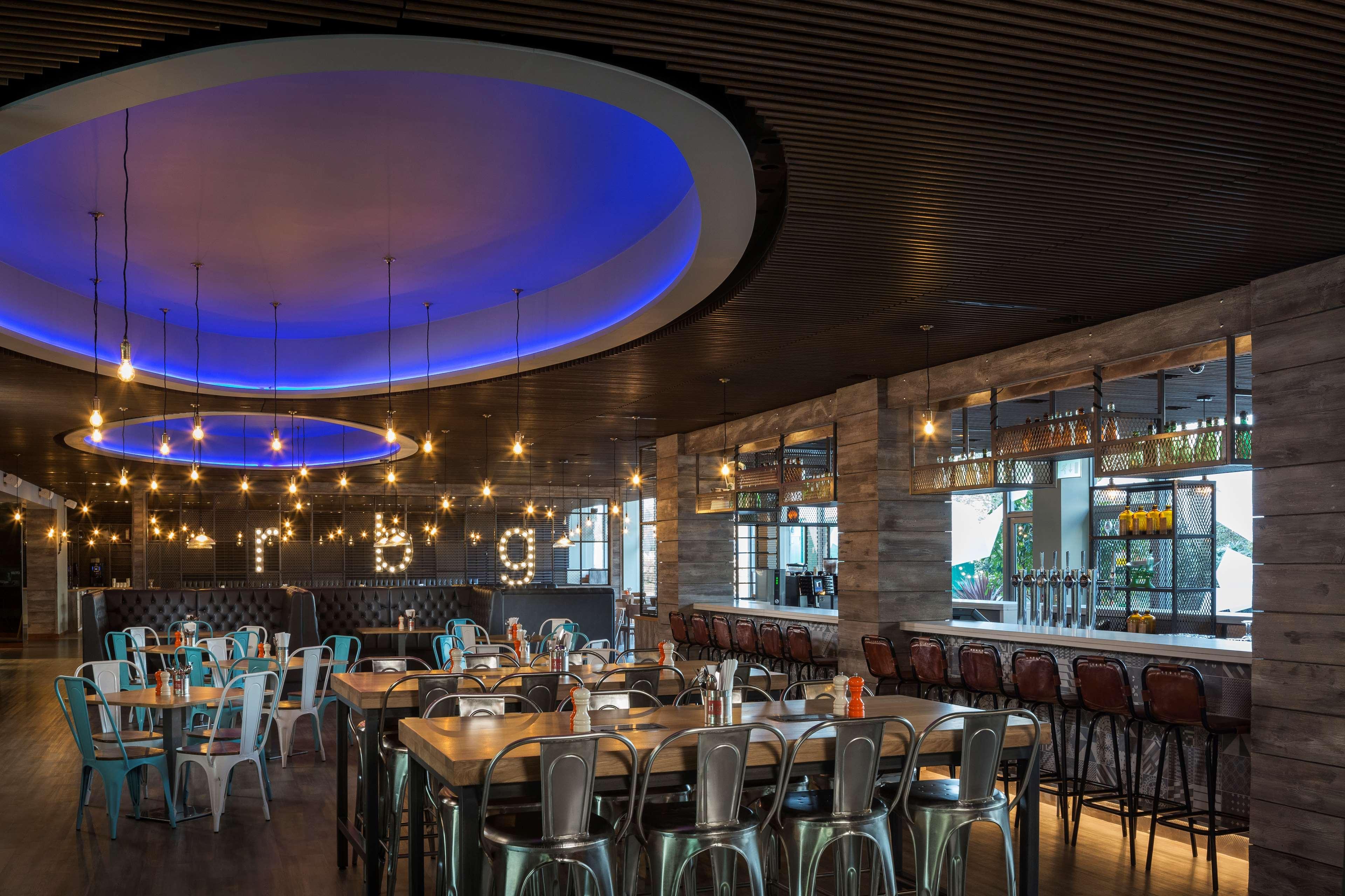 Hotel Radisson Red London Heathrow Harmondsworth Esterno foto Interior of the restaurant