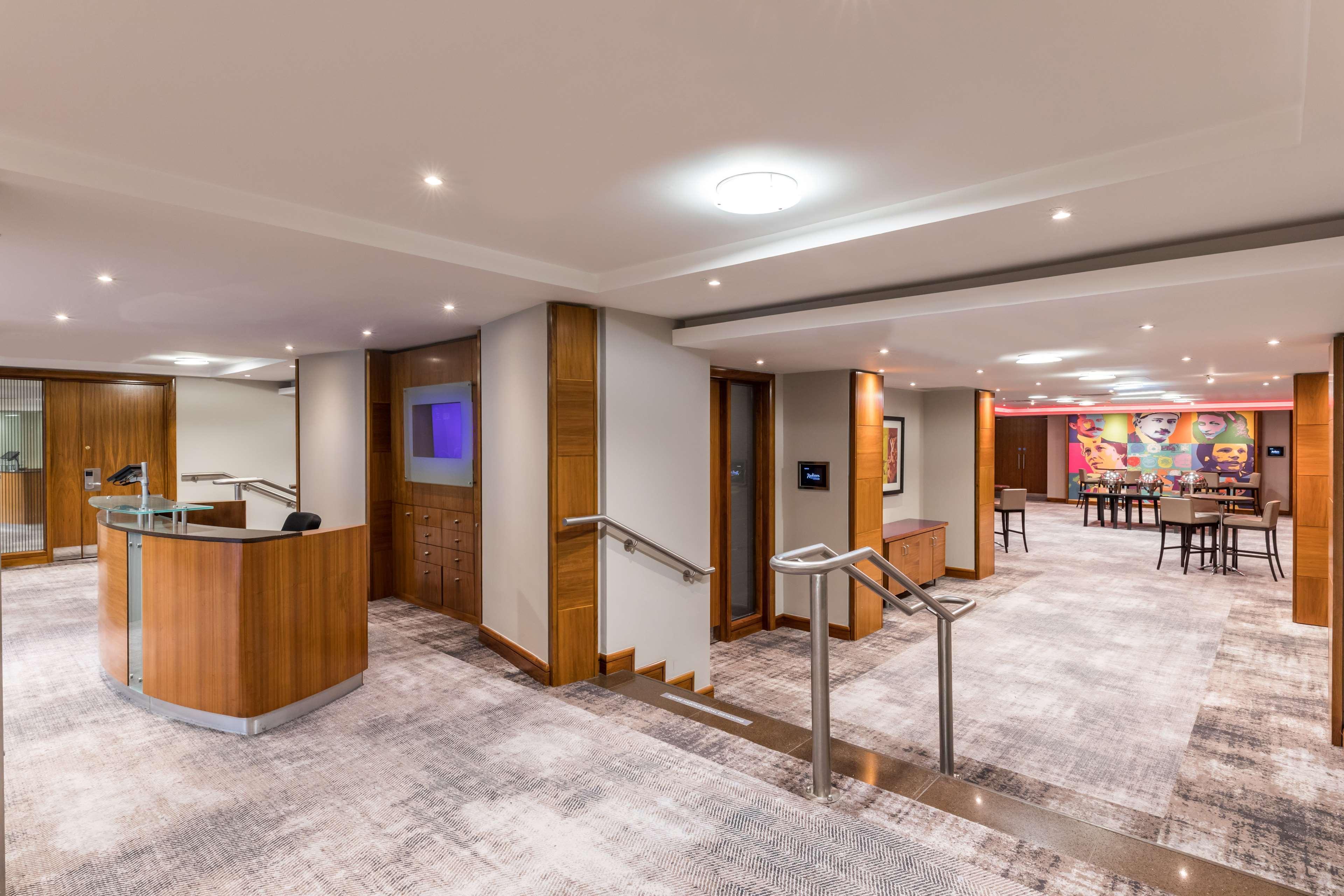 Hotel Radisson Red London Heathrow Harmondsworth Esterno foto The reception area of the hotel