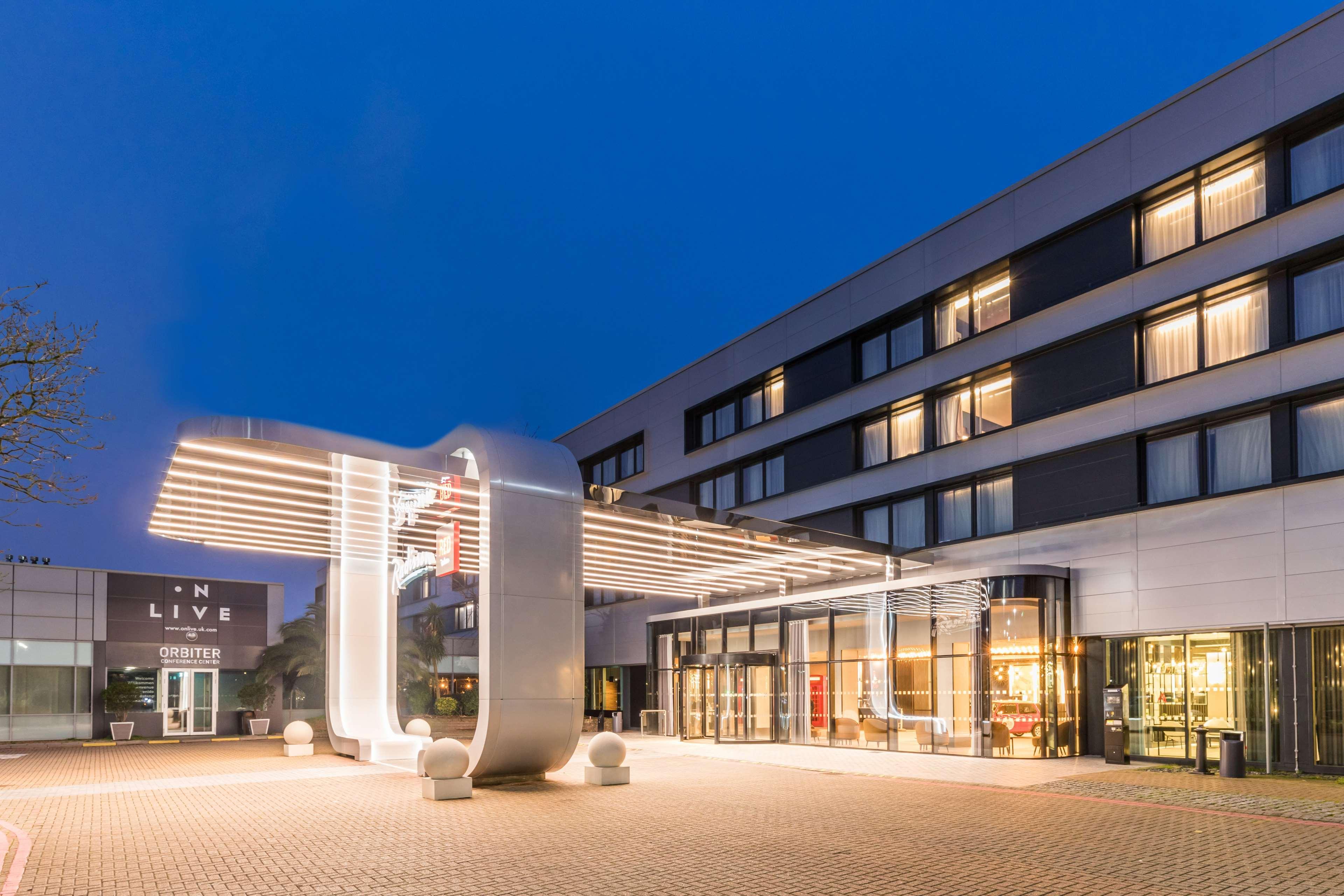 Hotel Radisson Red London Heathrow Harmondsworth Esterno foto Live in the hotel