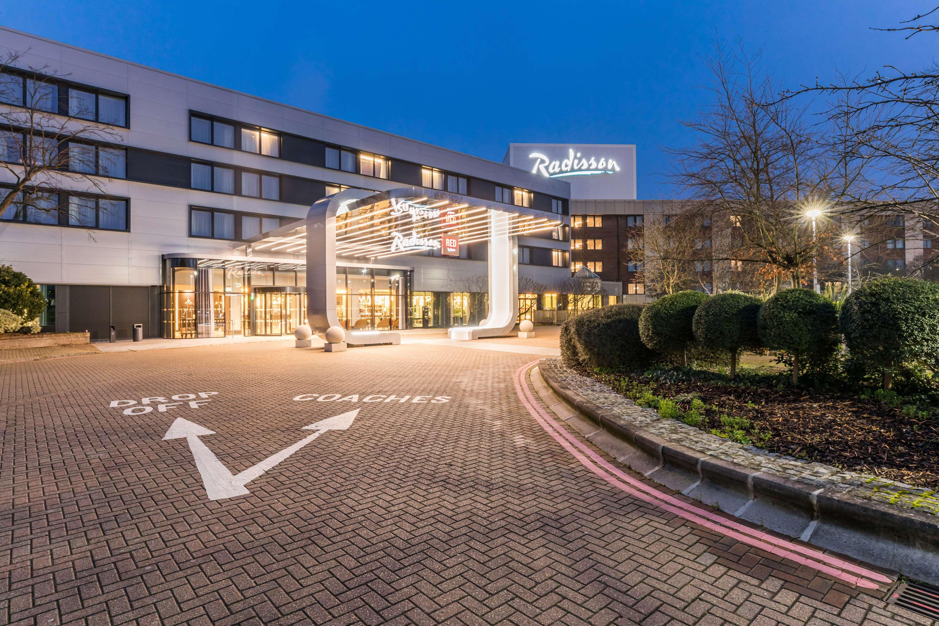 Hotel Radisson Red London Heathrow Harmondsworth Esterno foto Radisson Blu London Heathrow