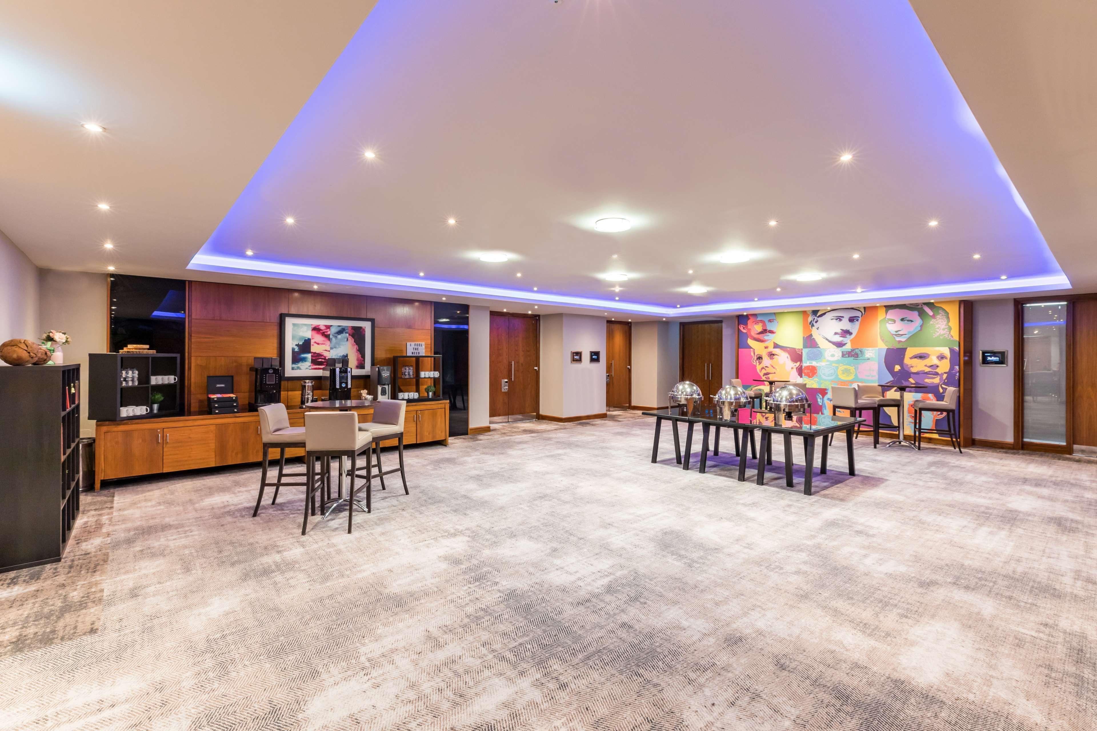 Hotel Radisson Red London Heathrow Harmondsworth Esterno foto The reception area of the hotel