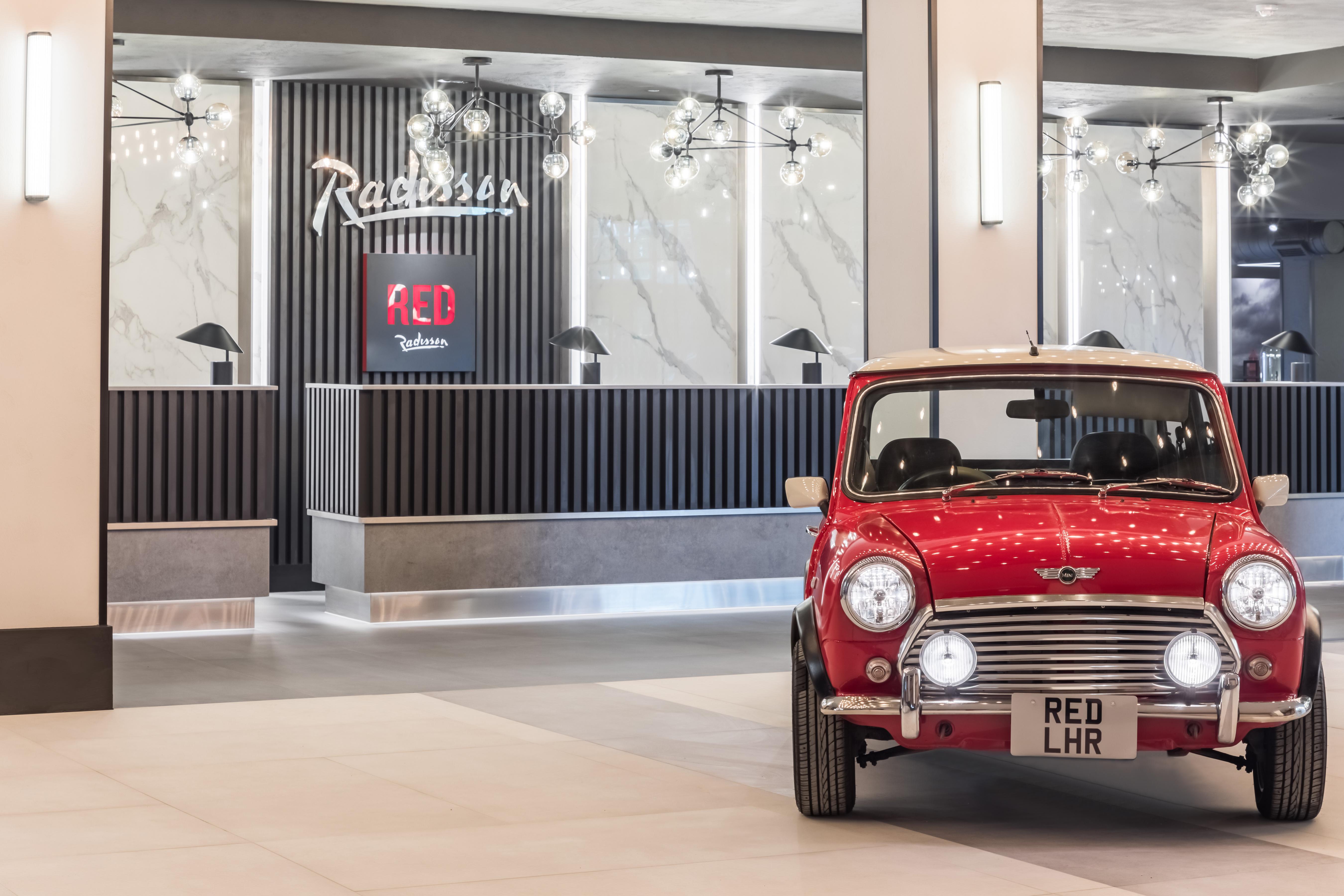 Hotel Radisson Red London Heathrow Harmondsworth Esterno foto Reception of the hotel