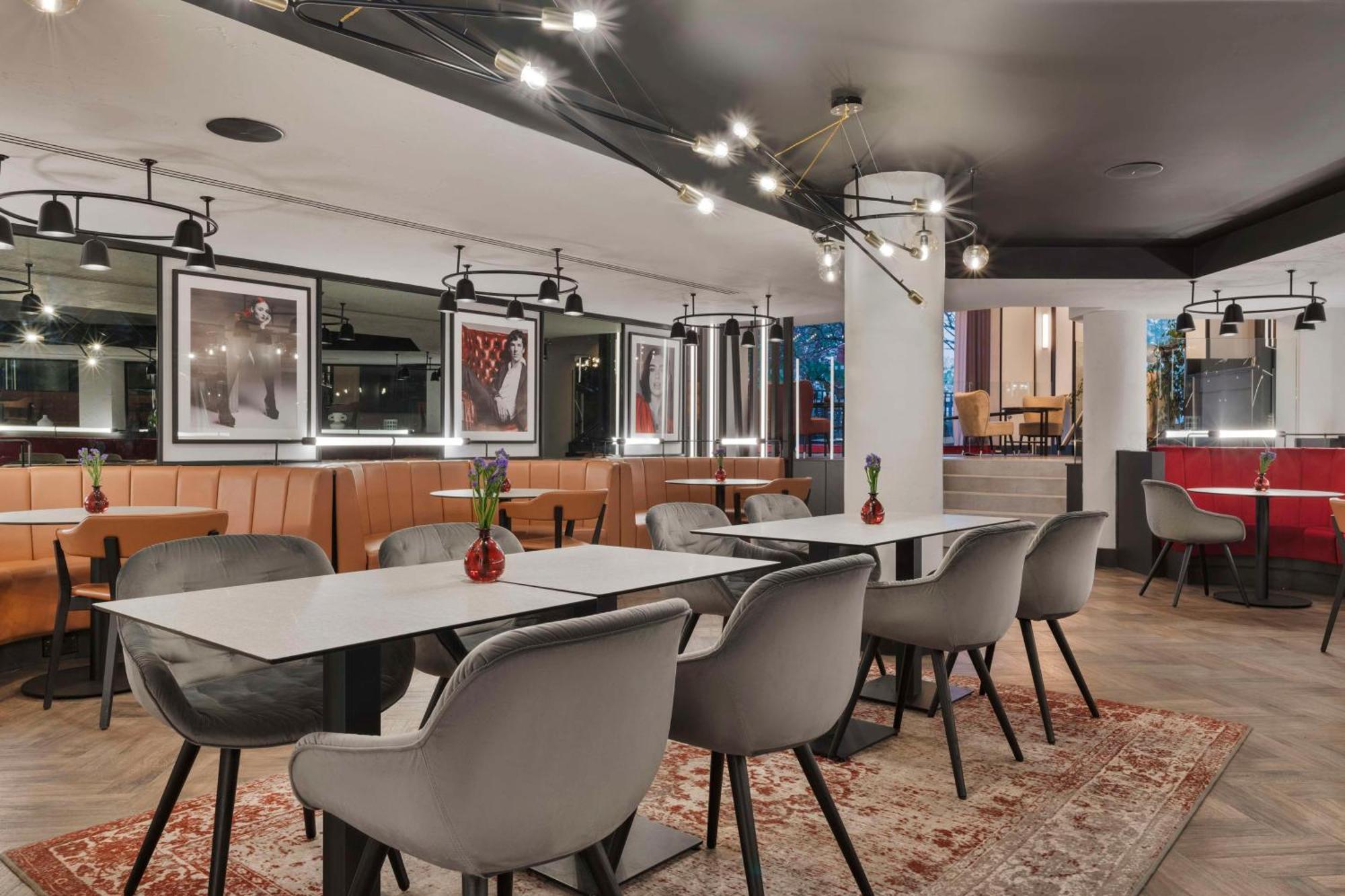 Hotel Radisson Red London Heathrow Harmondsworth Esterno foto Interior of the hotel