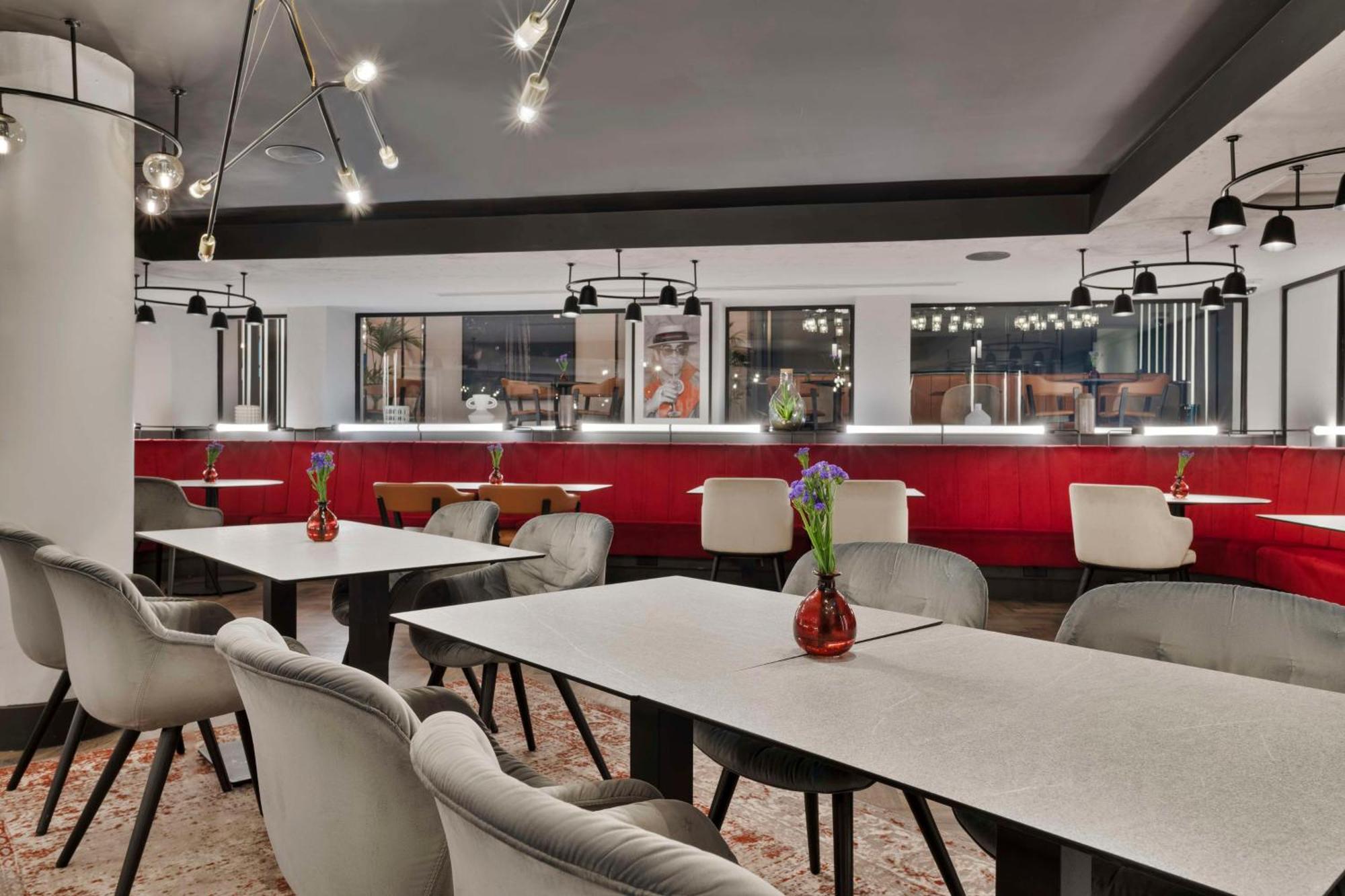Hotel Radisson Red London Heathrow Harmondsworth Esterno foto Interior of the hotel