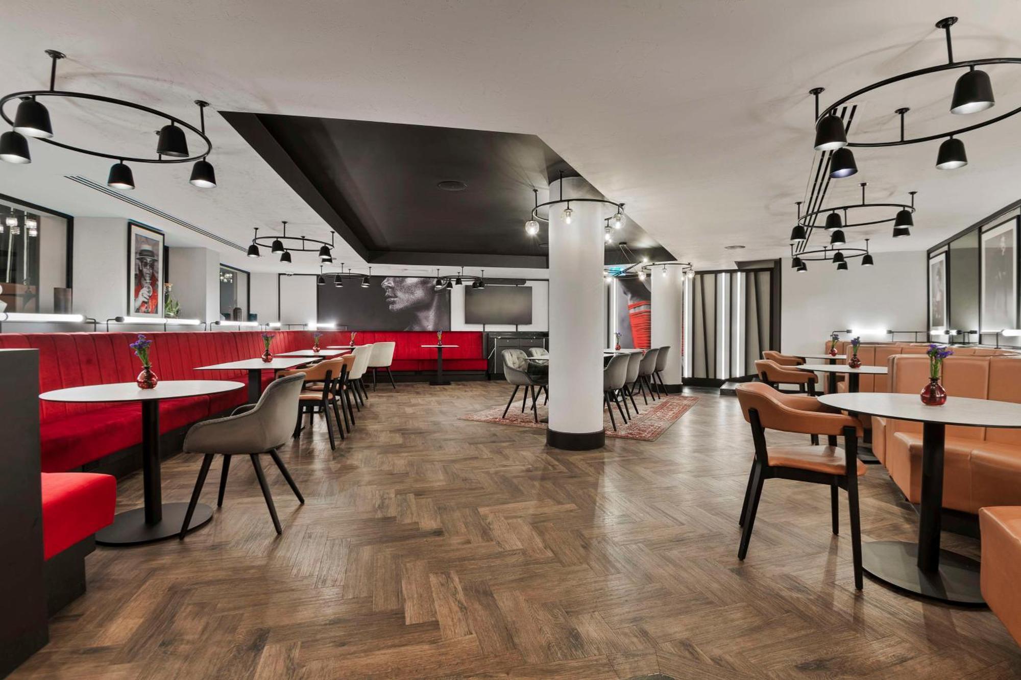 Hotel Radisson Red London Heathrow Harmondsworth Esterno foto Interior of the hotel