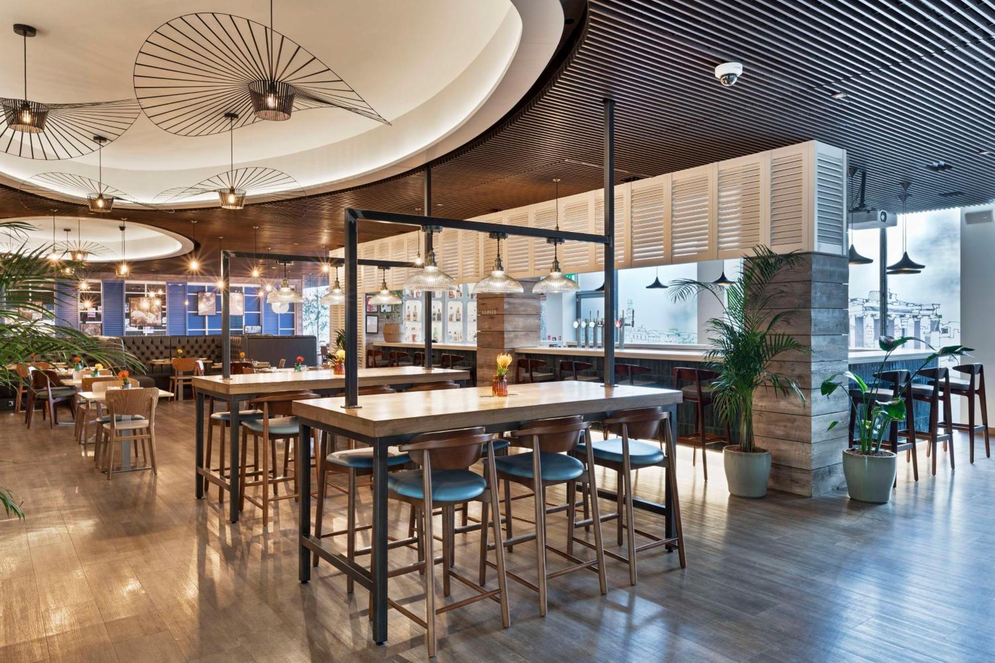Hotel Radisson Red London Heathrow Harmondsworth Esterno foto Interior of the restaurant