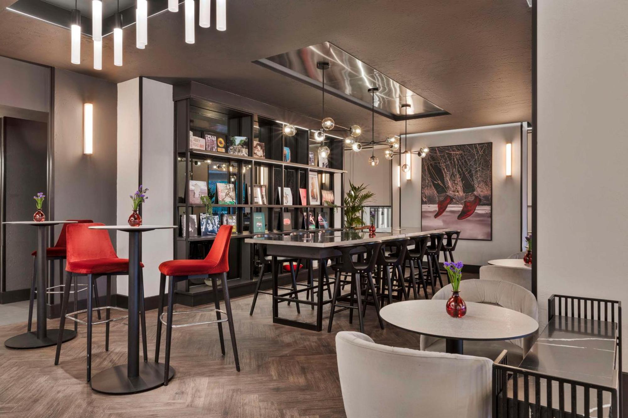 Hotel Radisson Red London Heathrow Harmondsworth Esterno foto Interior of the hotel
