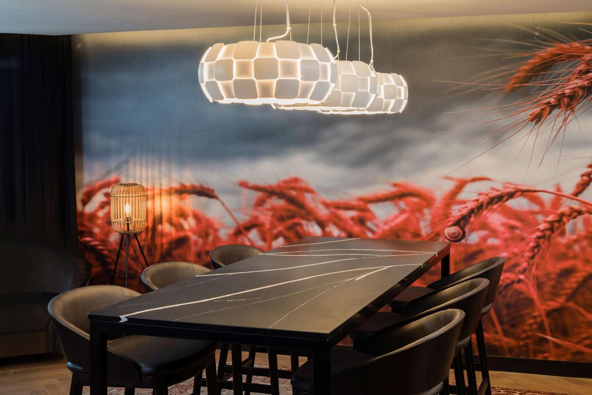 Hotel Radisson Red London Heathrow Harmondsworth Esterno foto "The table is set for the meeting"
