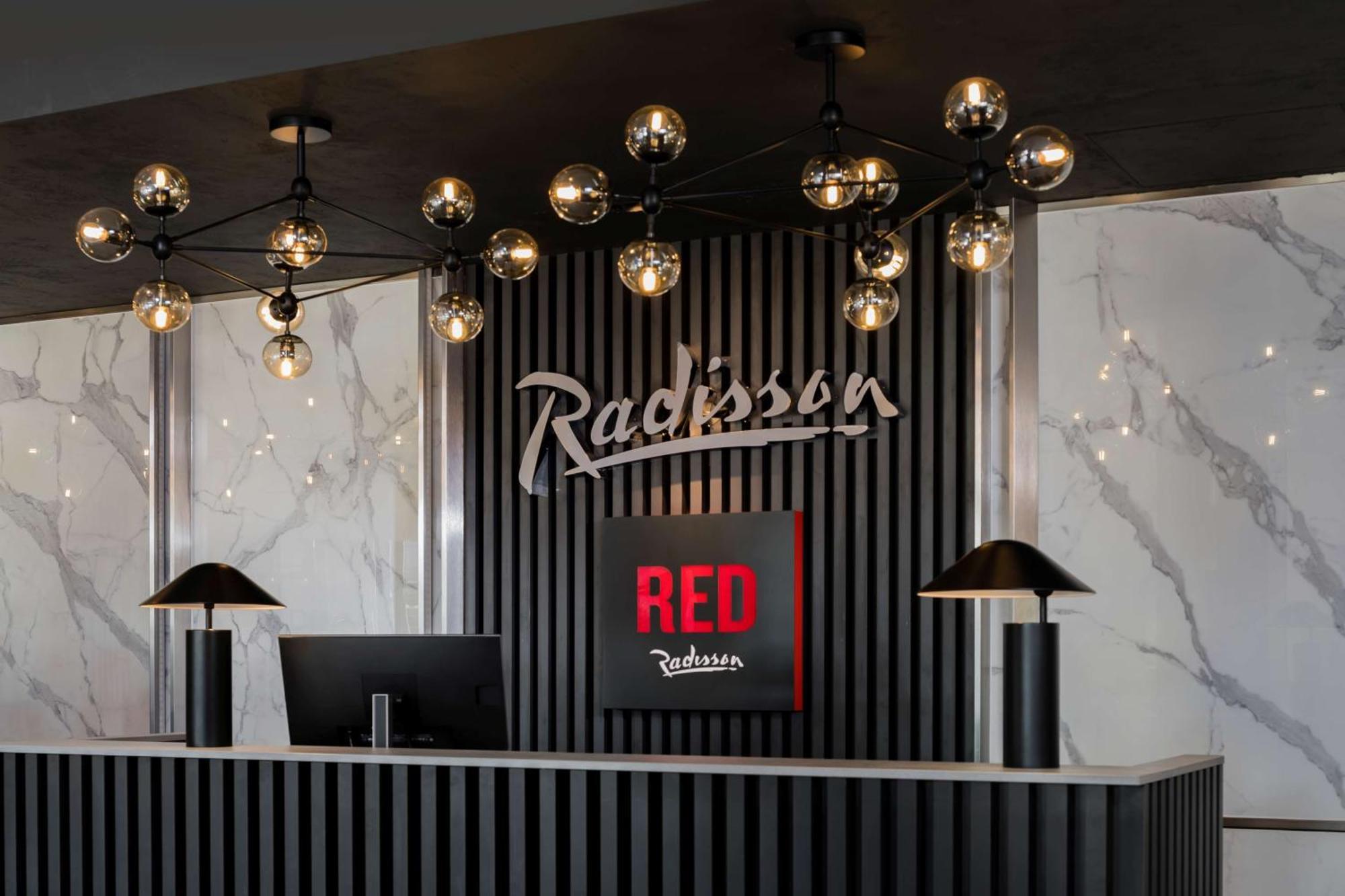 Hotel Radisson Red London Heathrow Harmondsworth Esterno foto Reception desk of Radisson Red