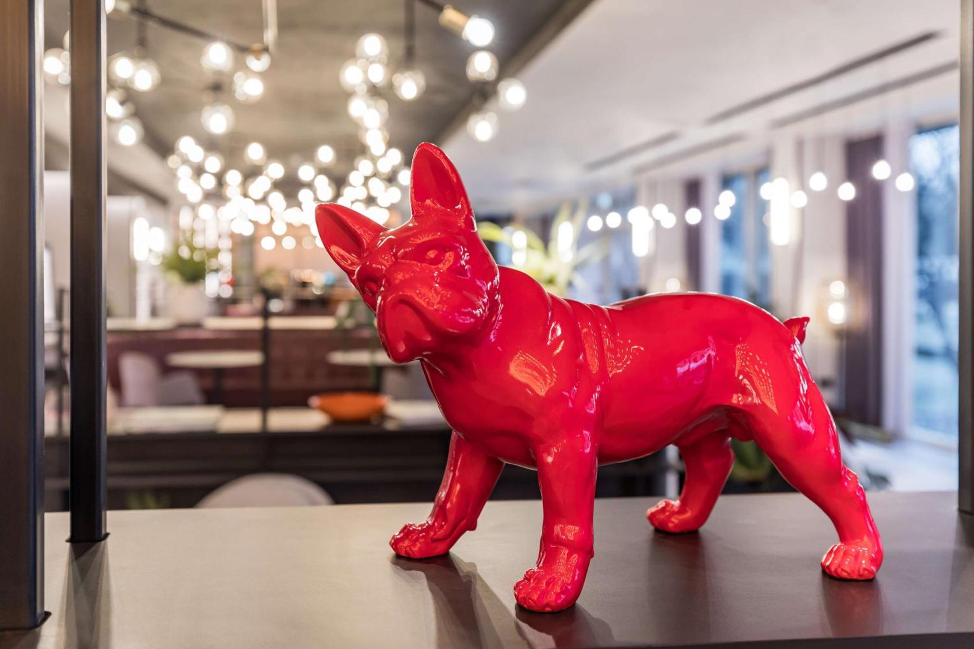 Hotel Radisson Red London Heathrow Harmondsworth Esterno foto "The dog is not a dog, it is a work of art"