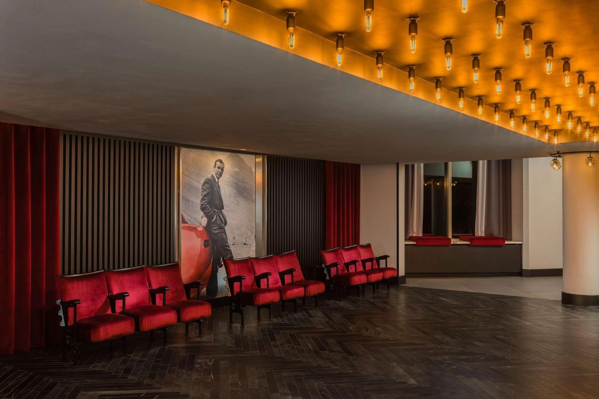 Hotel Radisson Red London Heathrow Harmondsworth Esterno foto The lobby of the 2019-2020 season