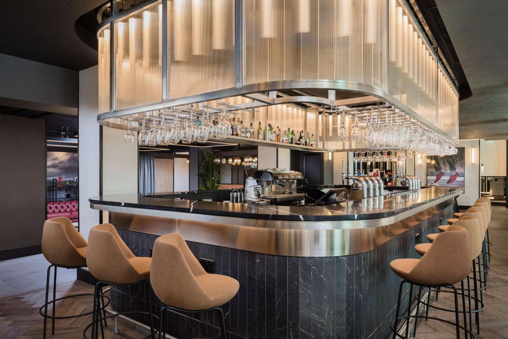 Hotel Radisson Red London Heathrow Harmondsworth Esterno foto The bar at the hotel