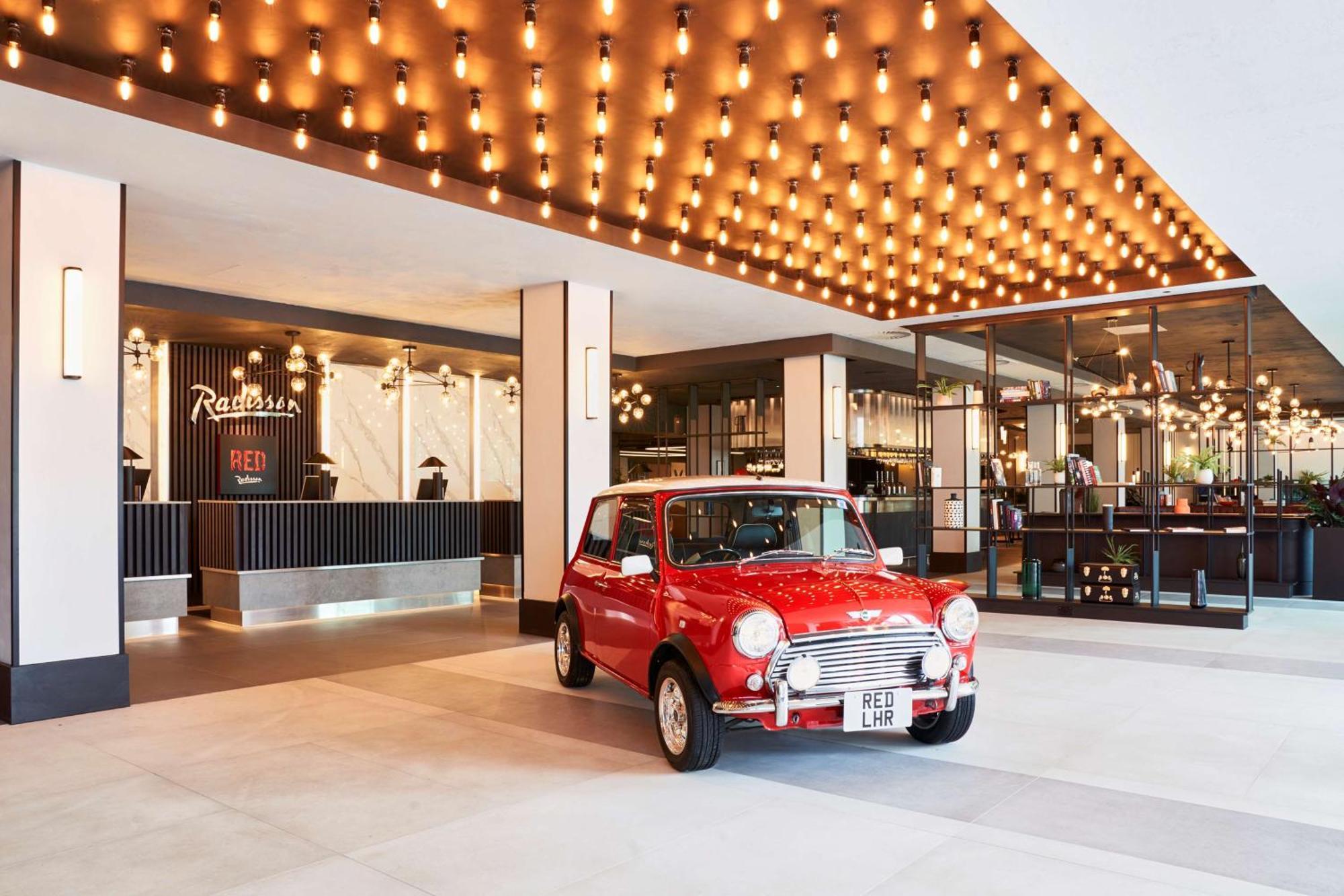 Hotel Radisson Red London Heathrow Harmondsworth Esterno foto Radisson Red