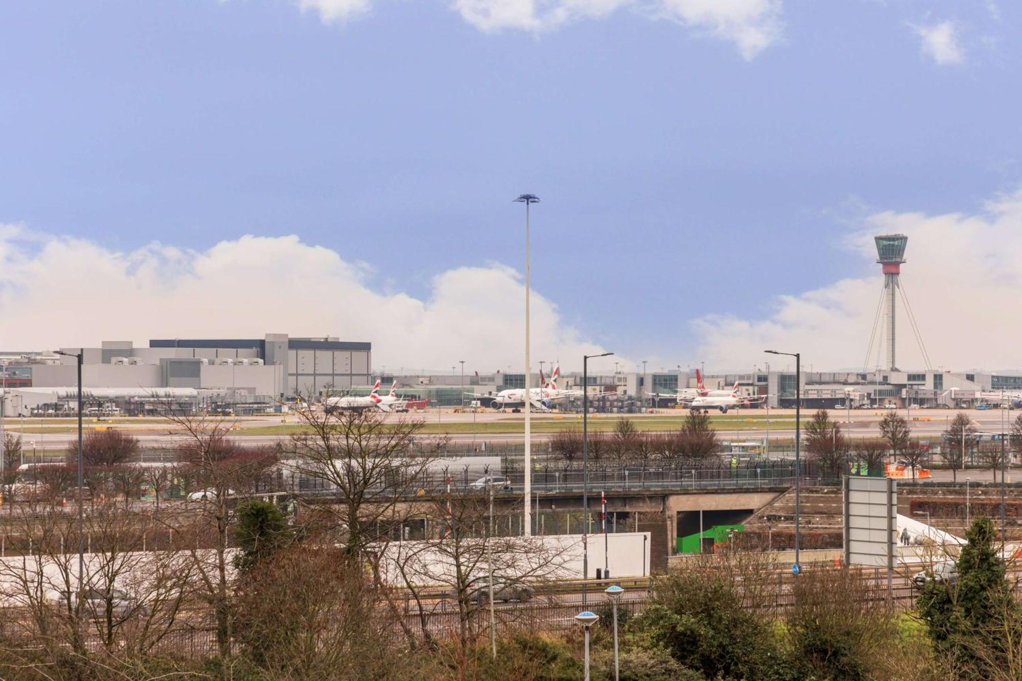 Hotel Radisson Red London Heathrow Harmondsworth Esterno foto The airport is located in the city of London.