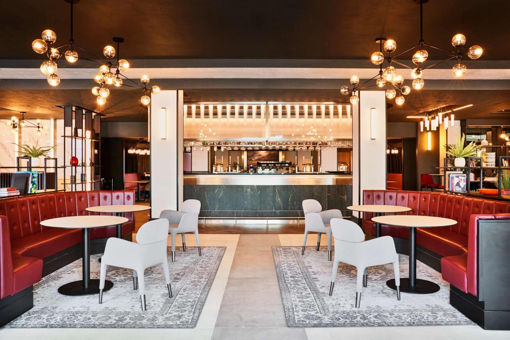 Hotel Radisson Red London Heathrow Harmondsworth Esterno foto Interior of the hotel