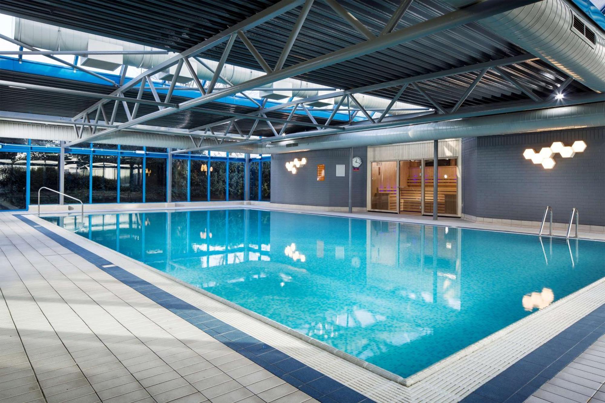 Hotel Radisson Red London Heathrow Harmondsworth Esterno foto Swimming pool
