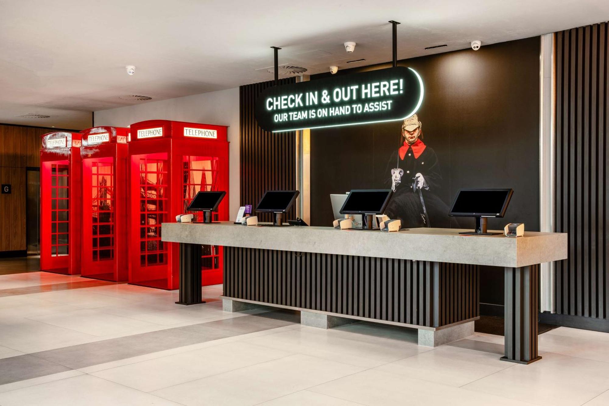 Hotel Radisson Red London Heathrow Harmondsworth Esterno foto
