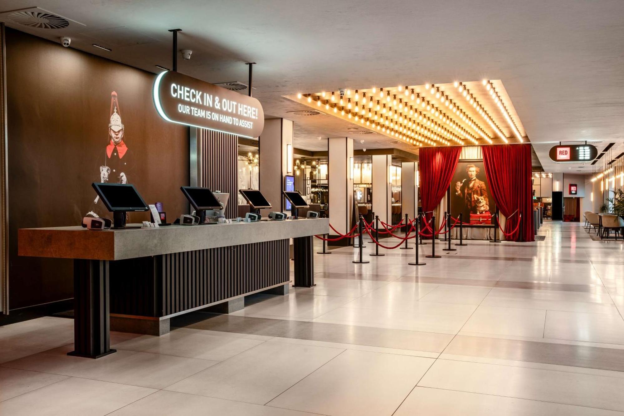 Hotel Radisson Red London Heathrow Harmondsworth Esterno foto