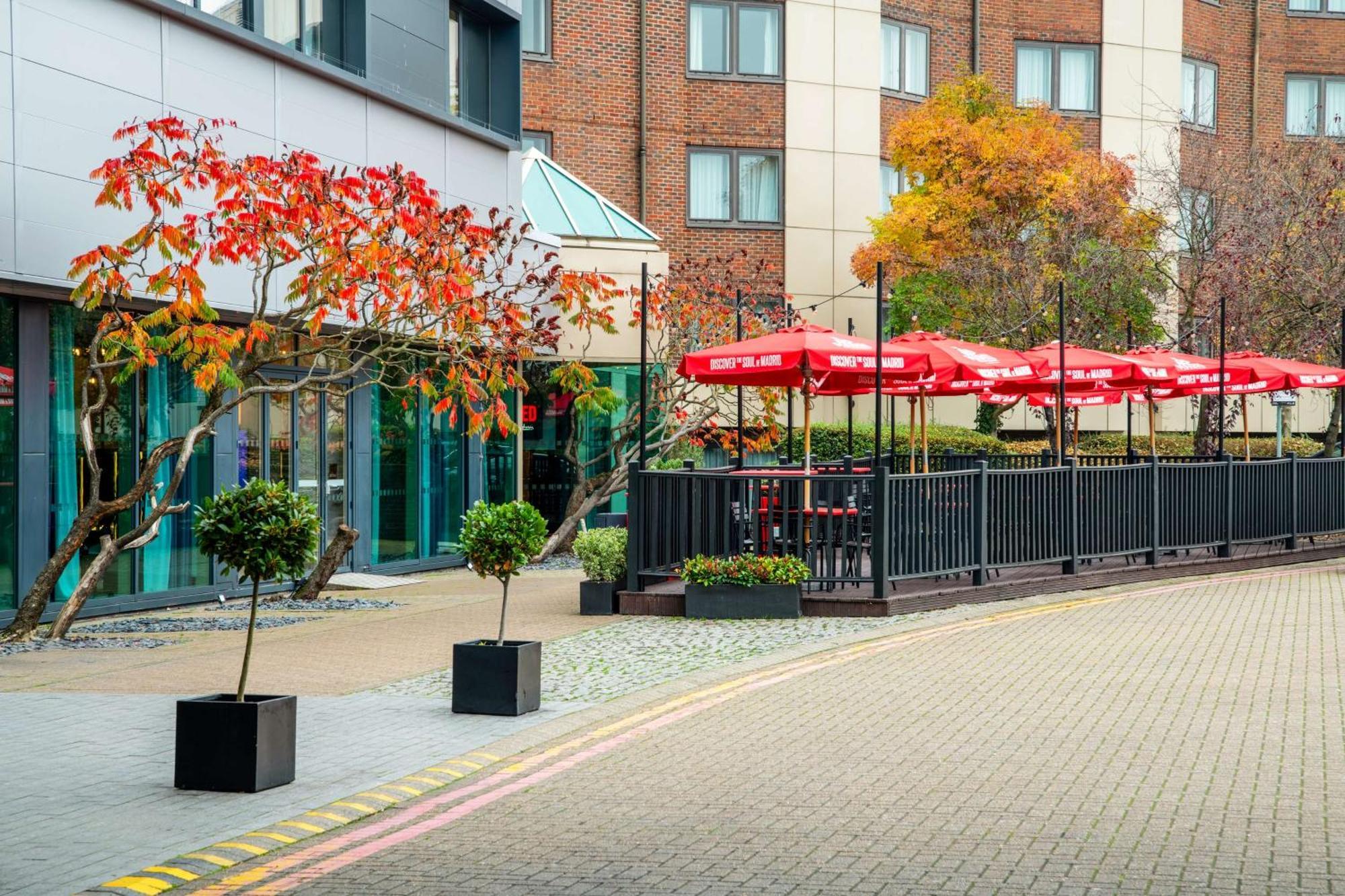 Hotel Radisson Red London Heathrow Harmondsworth Esterno foto