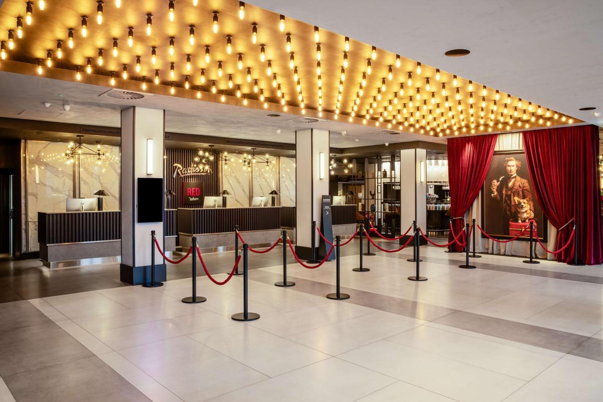 Hotel Radisson Red London Heathrow Harmondsworth Esterno foto